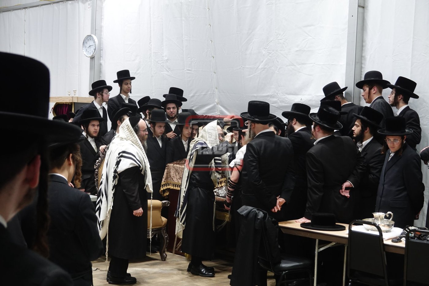 מעמד הנחת תפילין לנכד האדמו"ר מסערדאהעלי בקאנטרי