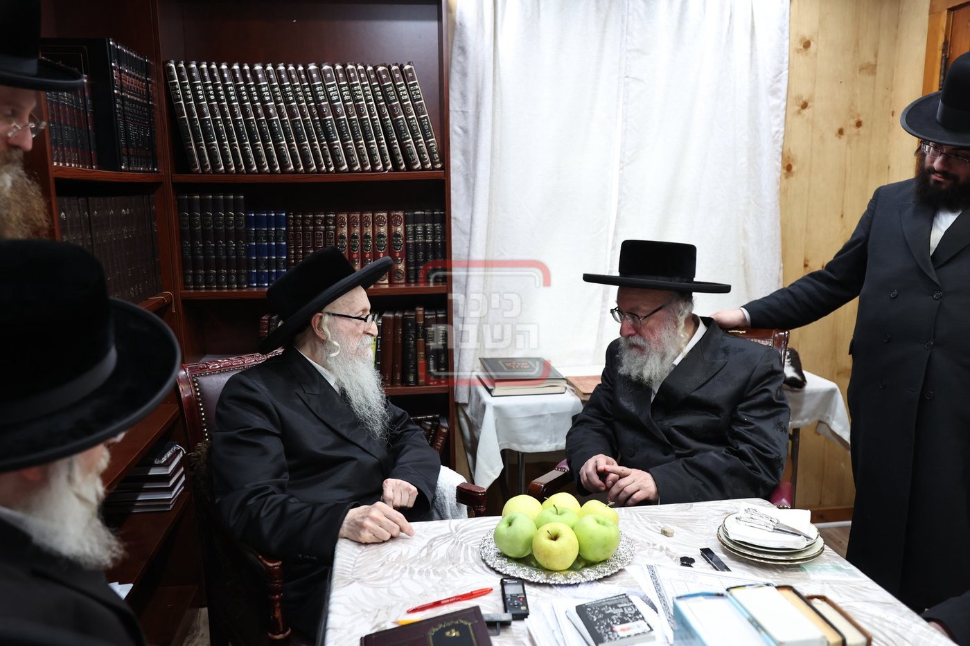 גאב"ד וויען בביקור אצל אחיו האדמו"ר מסערדאהעלי בקאנטרי