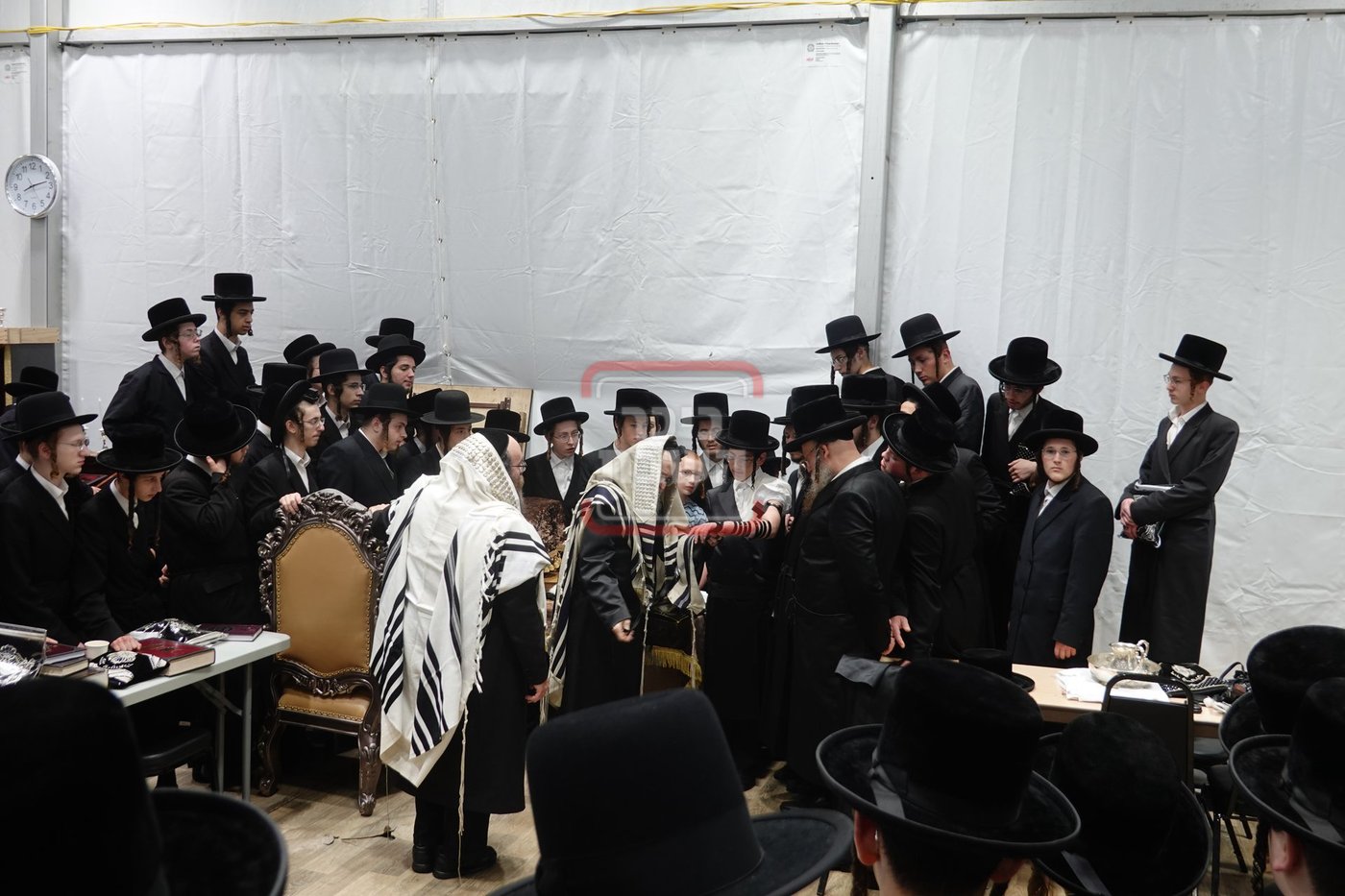מעמד הנחת תפילין לנכד האדמו"ר מסערדאהעלי בקאנטרי