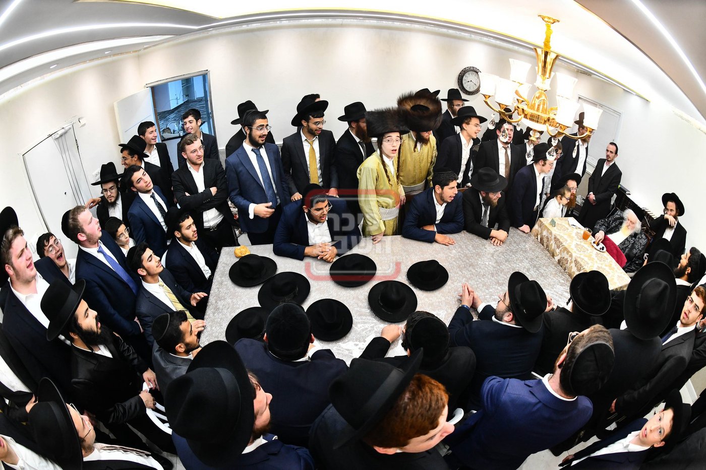 הגר"מ שטרנבוך בשבת בקרב ישיבתו בבית שמש