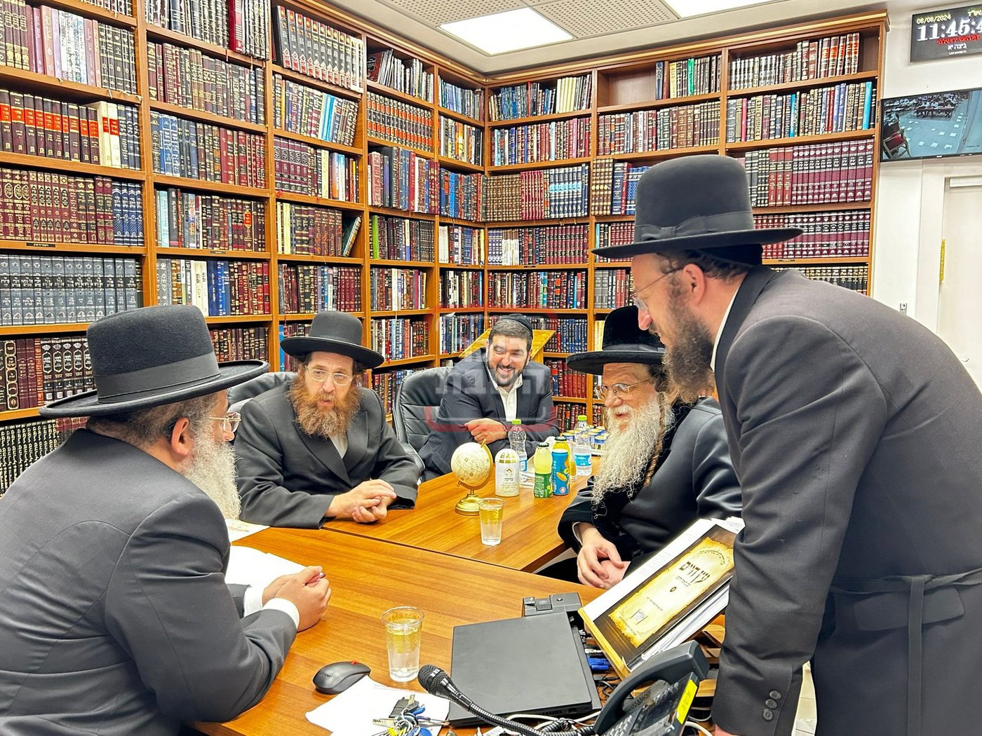 האדמו"ר ממודז'יץ בביקור אצל הרב ישראל אברג'ל