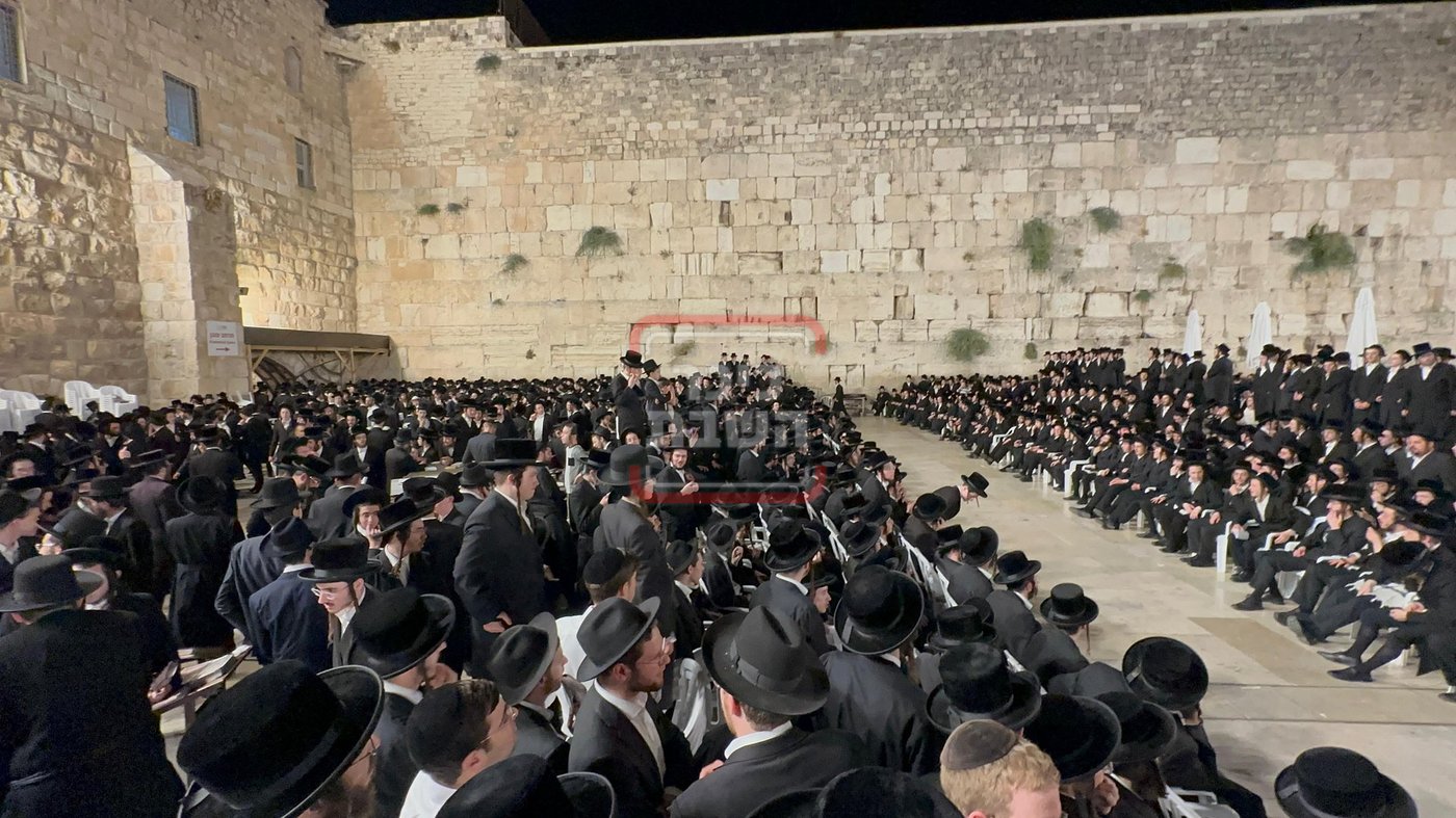 מוצאי תשעה באב בכותל המערבי