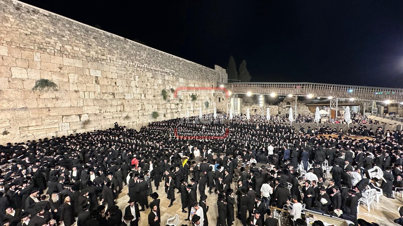 מוצאי תשעה באב בכותל המערבי