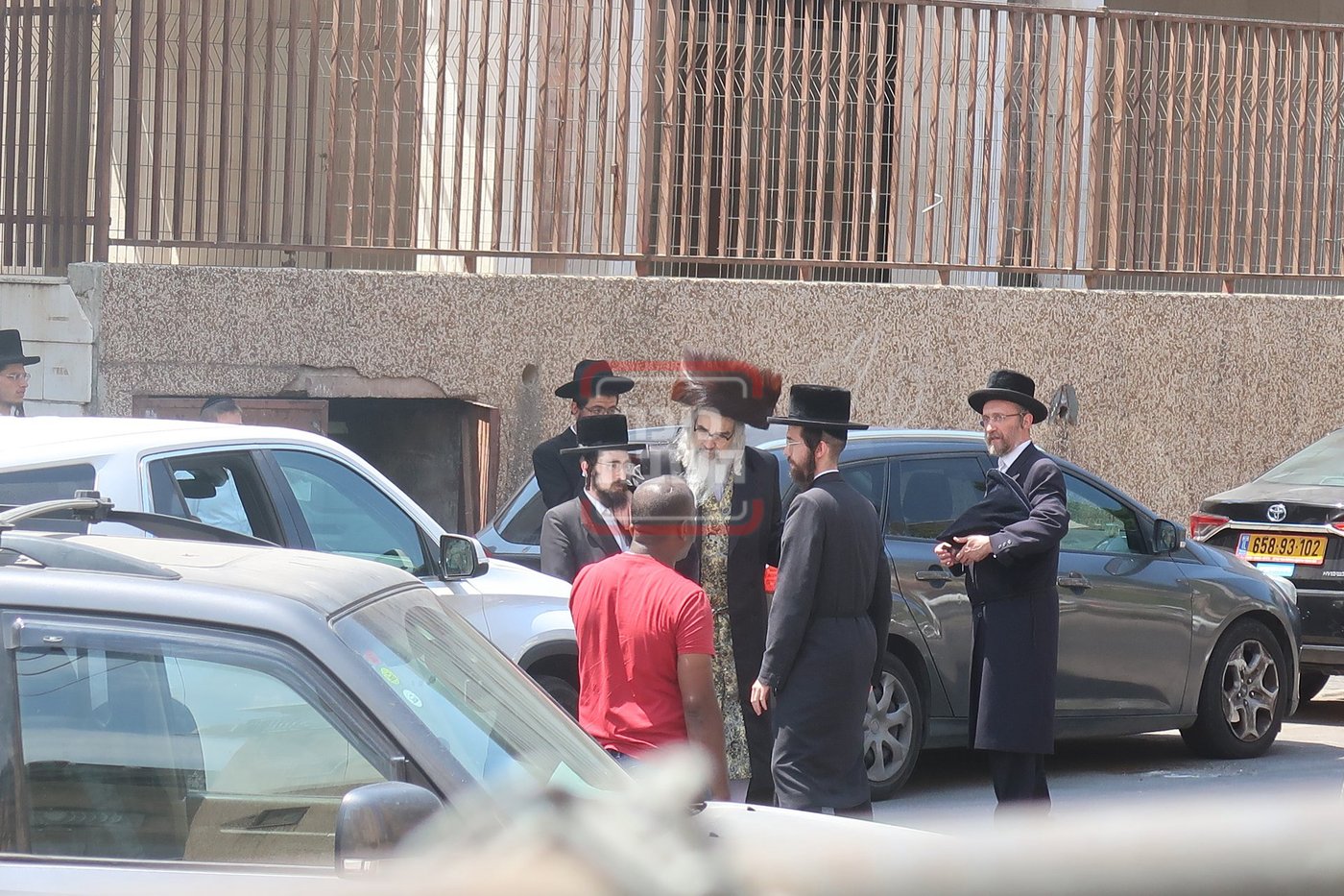 האדמו"ר מויז'ניץ קיימישע ביציאה מביהמ"ד ויז'ניץ מאנסי בב"ב 