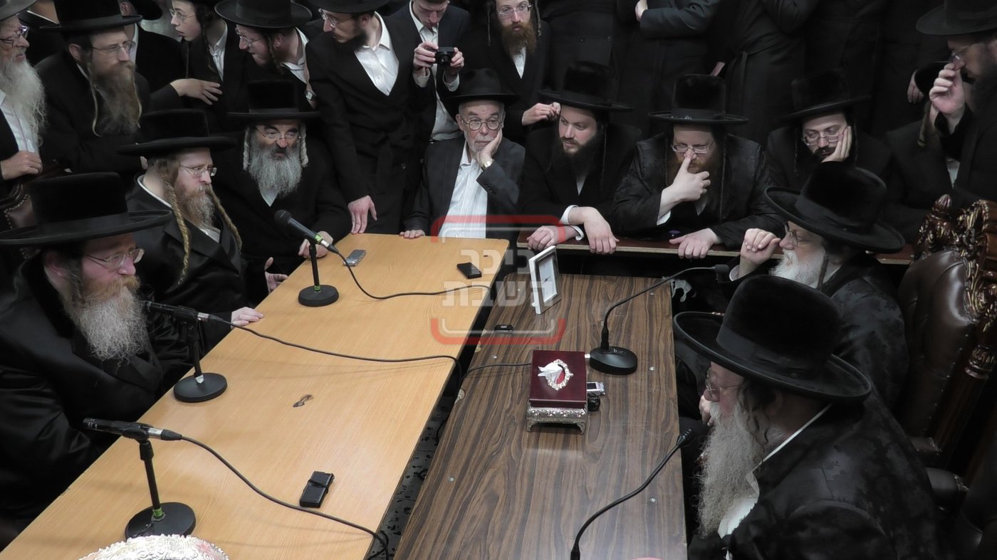 ניחום אבלים בחצה"ק מודז'יץ וקוזמיר 