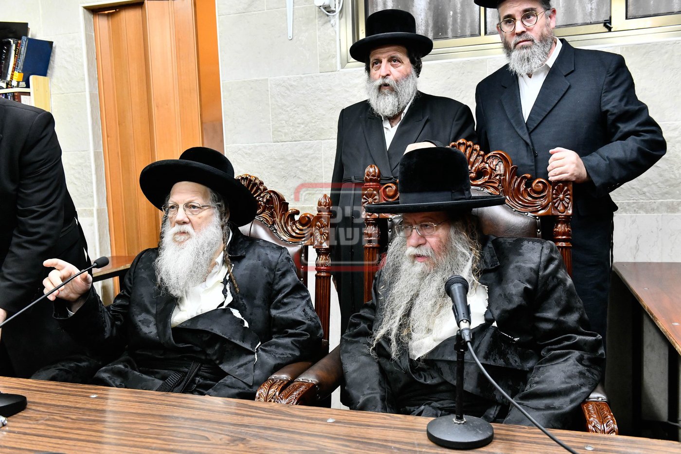ניחום אבלים בחצה"ק מודז'יץ וקוזמיר 