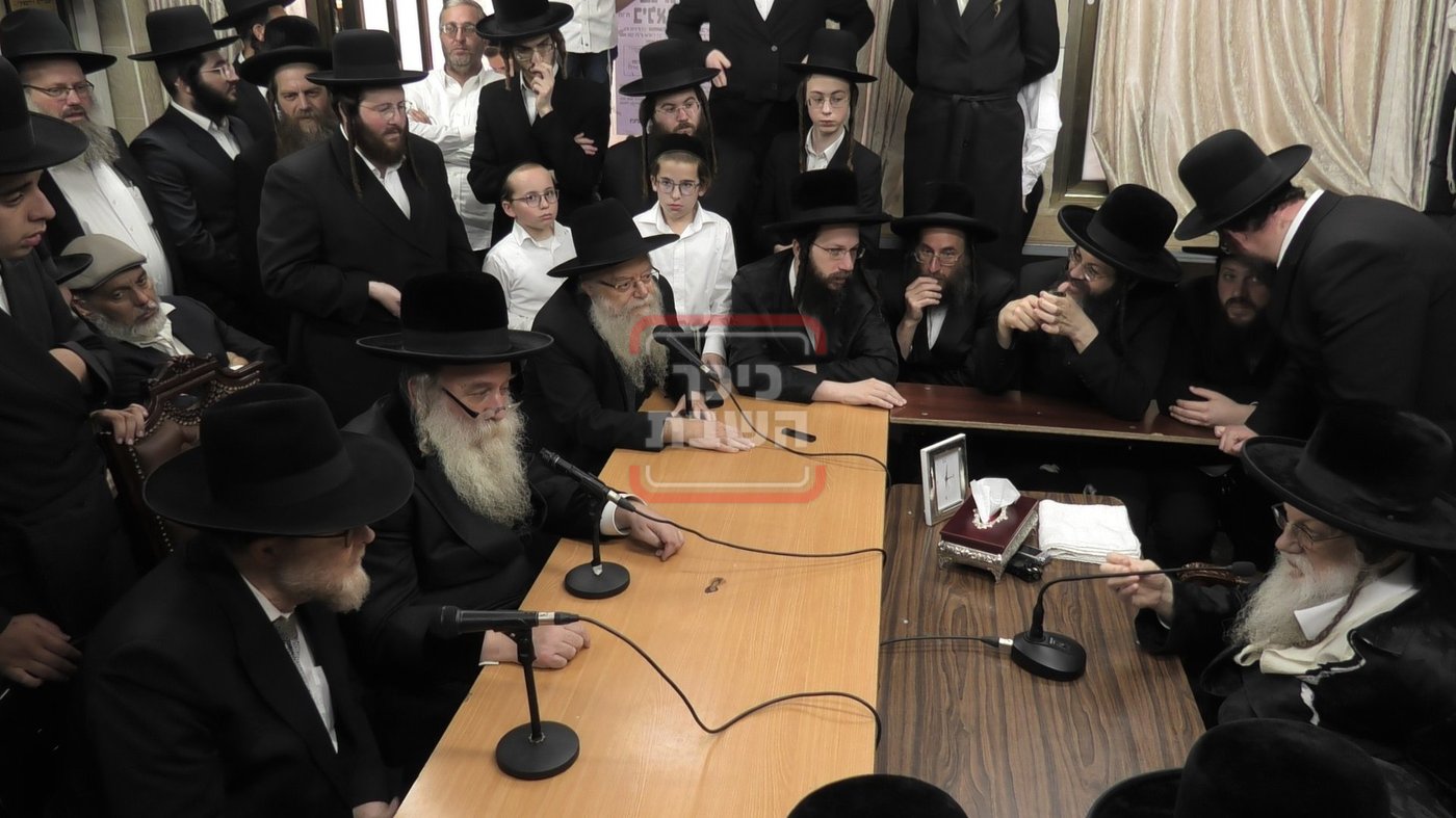 ניחום אבלים בחצה"ק מודז'יץ וקוזמיר 
