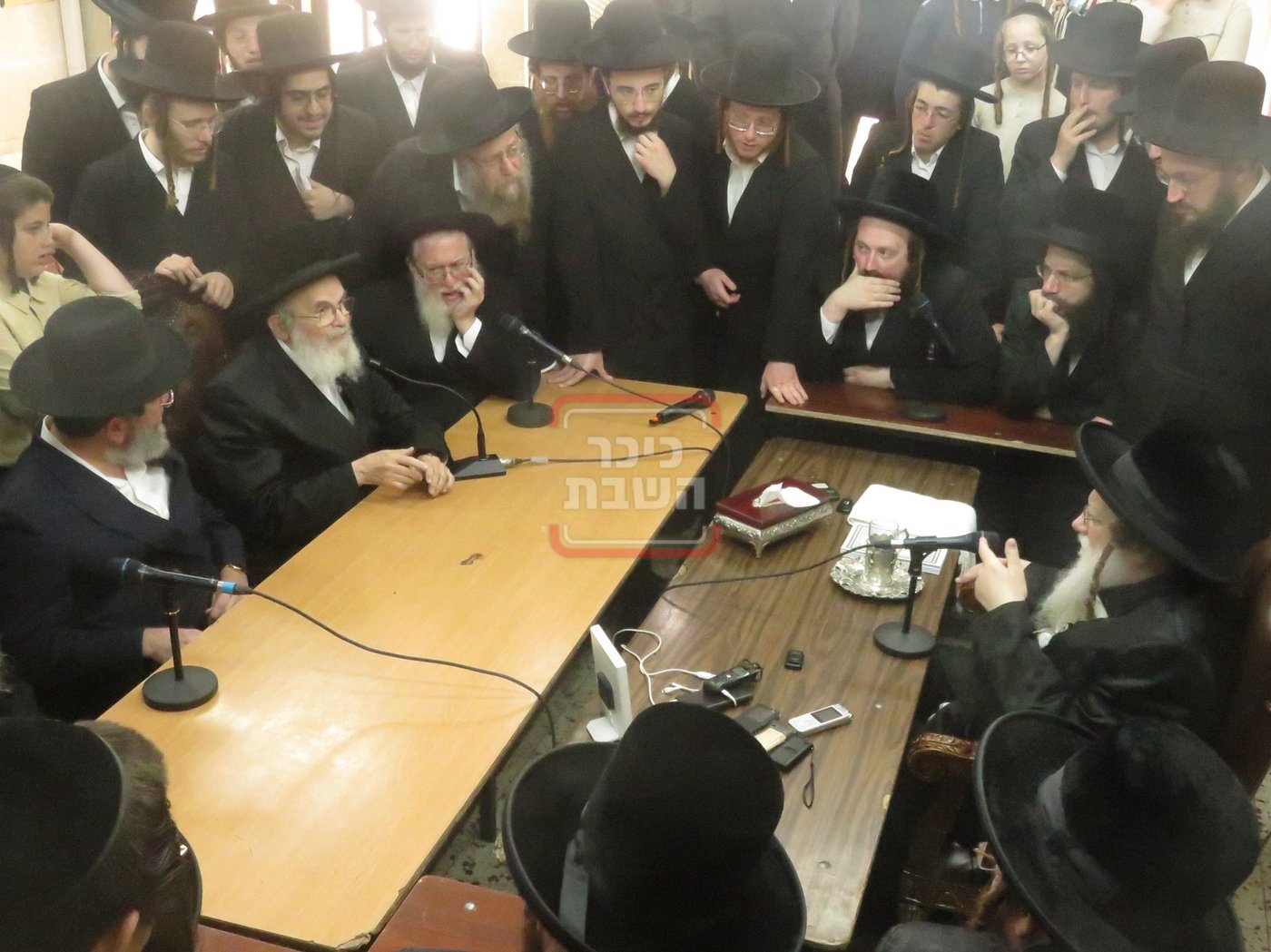 ניחום אבלים בחצה"ק מודז'יץ וקוזמיר 