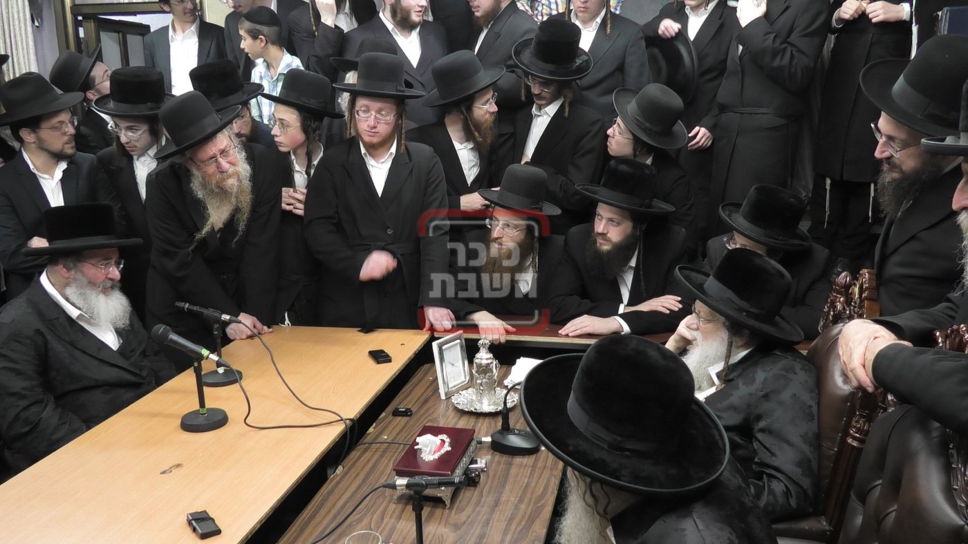ניחום אבלים בחצה"ק מודז'יץ וקוזמיר 
