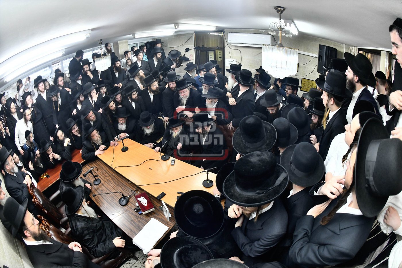 ניחום אבלים בחצה"ק מודז'יץ וקוזמיר 