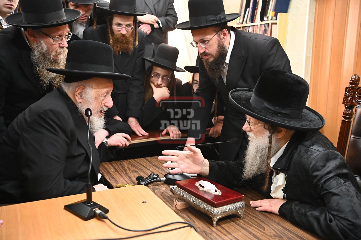 ניחום אבלים בחצה"ק מודז'יץ וקוזמיר 