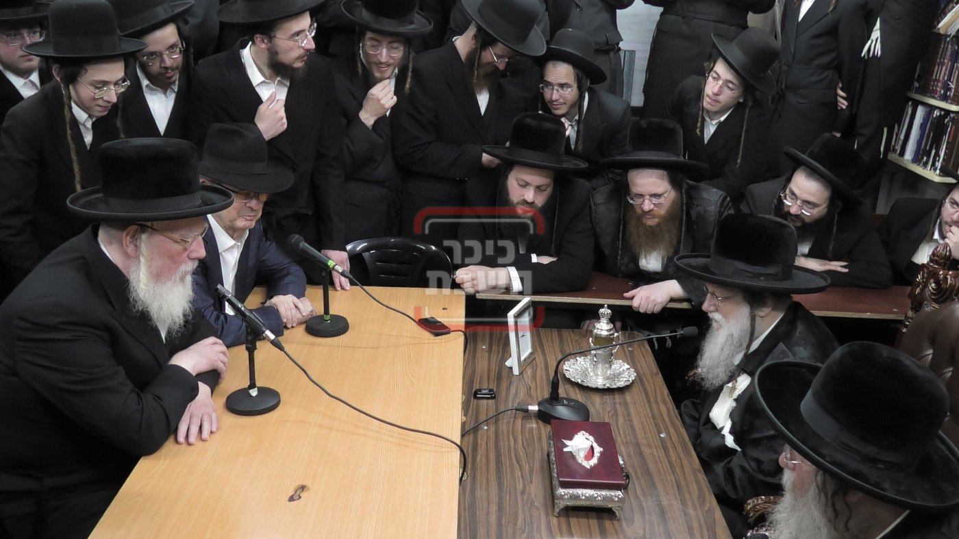 ניחום אבלים בחצה"ק מודז'יץ וקוזמיר 