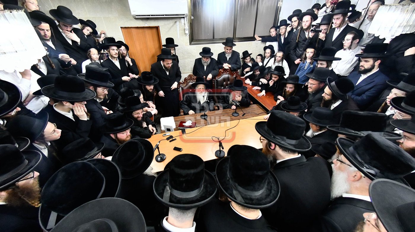 ניחום אבלים בחצה"ק מודז'יץ וקוזמיר 