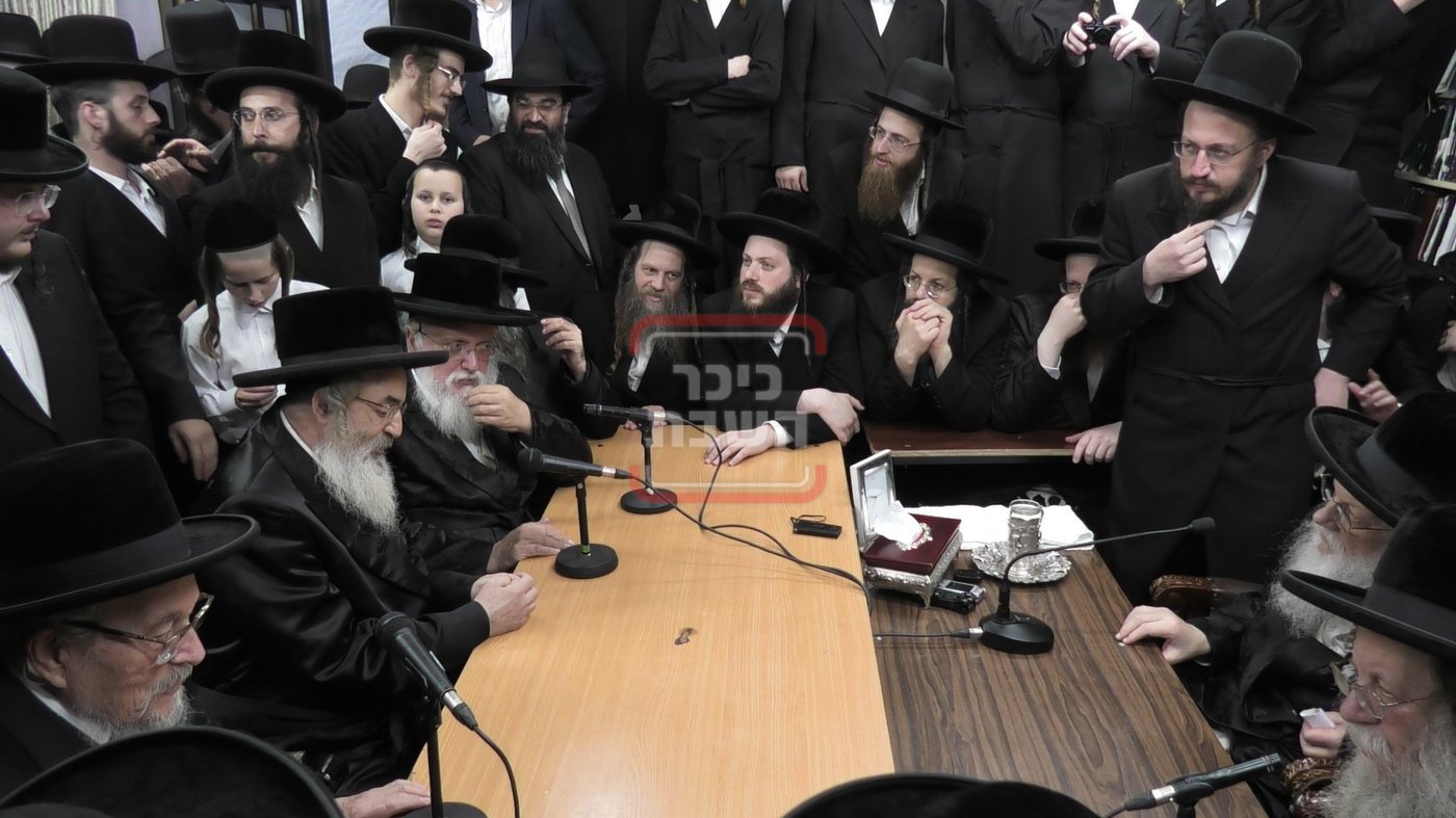 ניחום אבלים בחצה"ק מודז'יץ וקוזמיר 