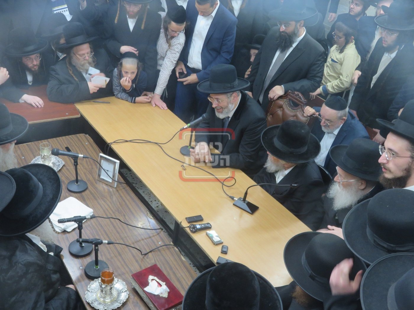 ניחום אבלים בחצה"ק מודז'יץ וקוזמיר 