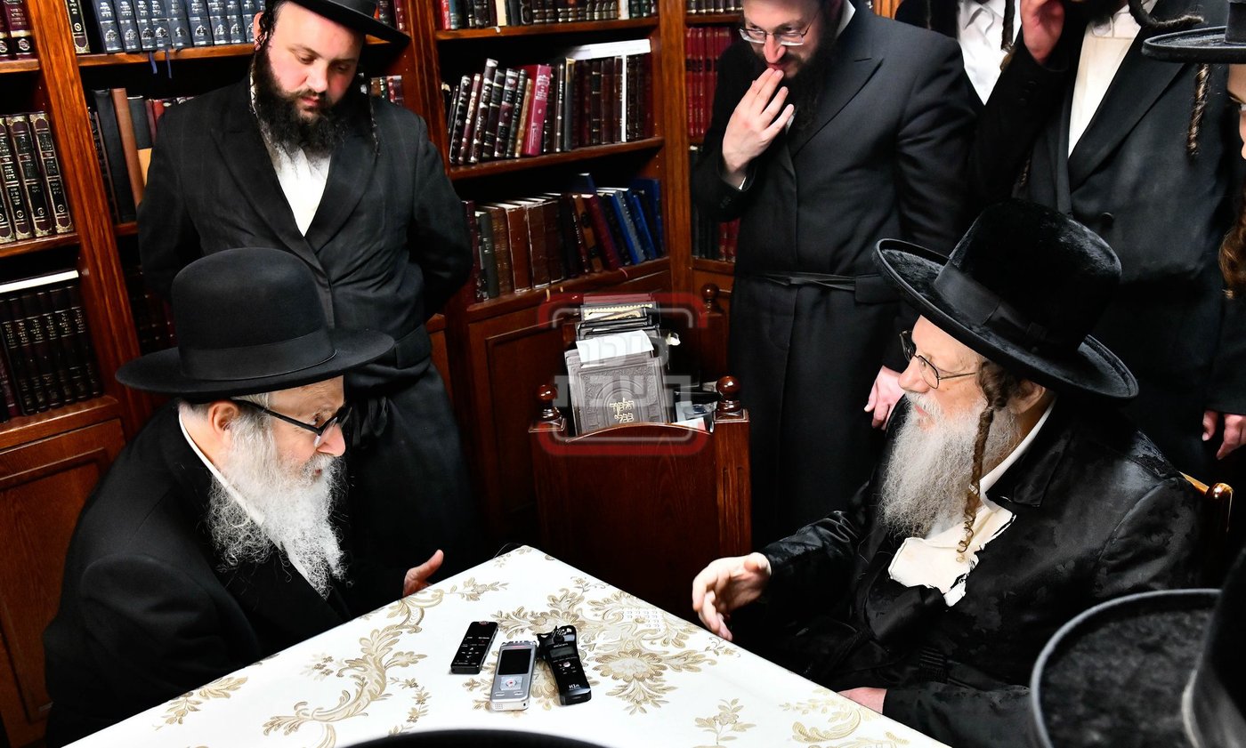 ניחום אבלים בחצה"ק מודז'יץ וקוזמיר 