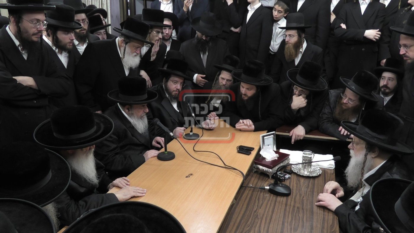 ניחום אבלים בחצה"ק מודז'יץ וקוזמיר 