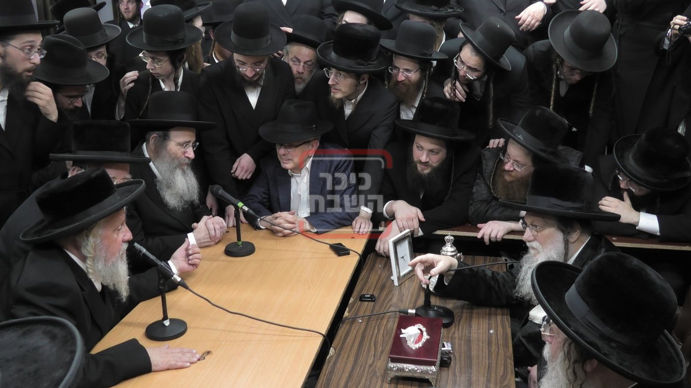 ניחום אבלים בחצה"ק מודז'יץ וקוזמיר 