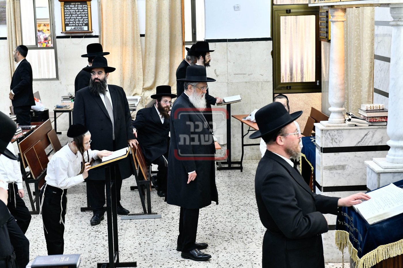 ניחום אבלים בחצה"ק מודז'יץ וקוזמיר 