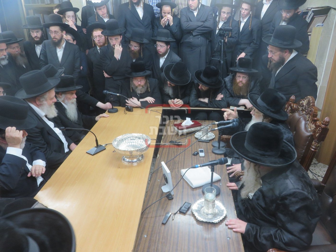 ניחום אבלים בחצה"ק מודז'יץ וקוזמיר 