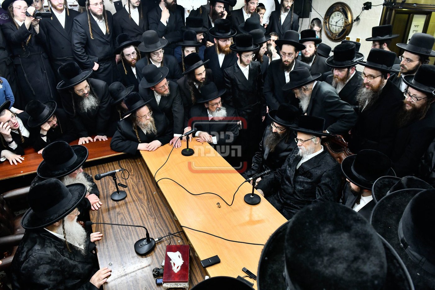 ניחום אבלים בחצה"ק מודז'יץ וקוזמיר 