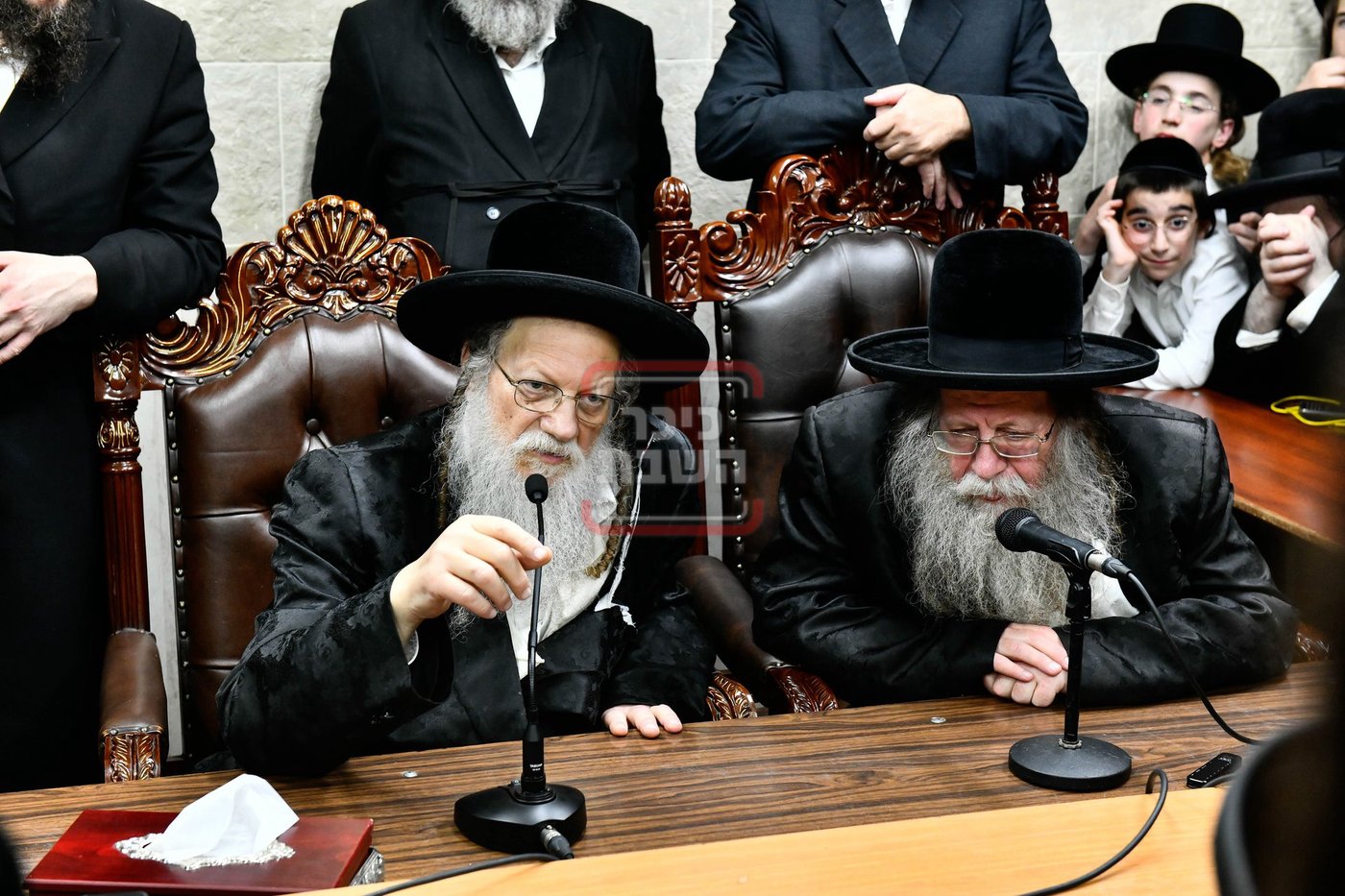 ניחום אבלים בחצה"ק מודז'יץ וקוזמיר 