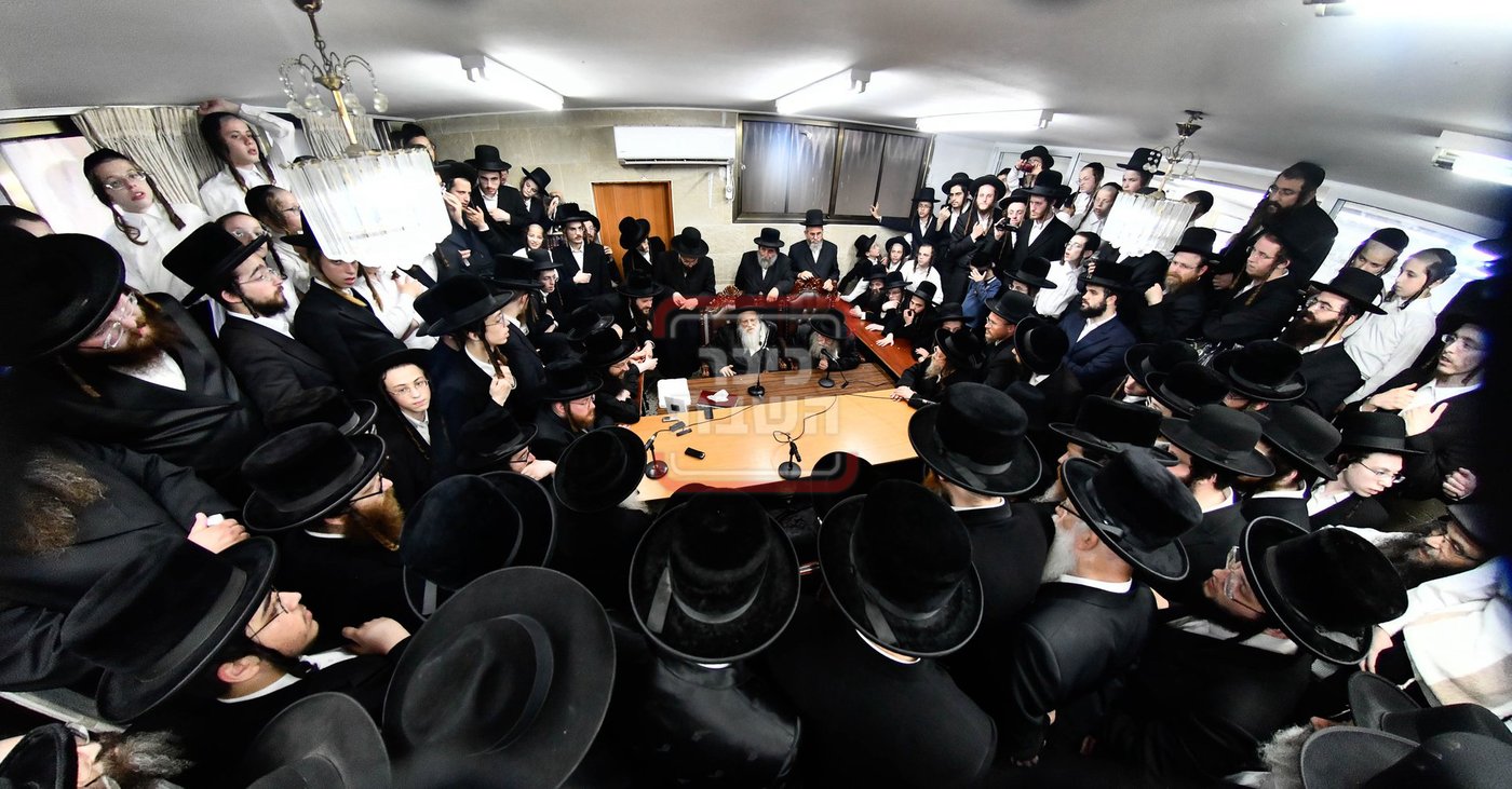 ניחום אבלים בחצה"ק מודז'יץ וקוזמיר 