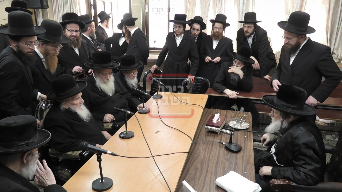 ניחום אבלים בחצה"ק מודז'יץ וקוזמיר 