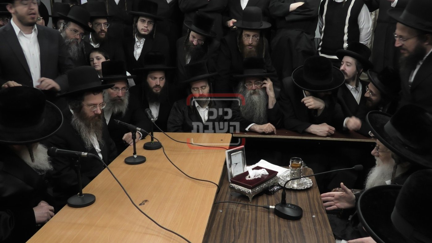 ניחום אבלים בחצה"ק מודז'יץ וקוזמיר 