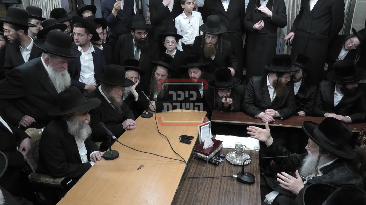 ניחום אבלים בחצה"ק מודז'יץ וקוזמיר 