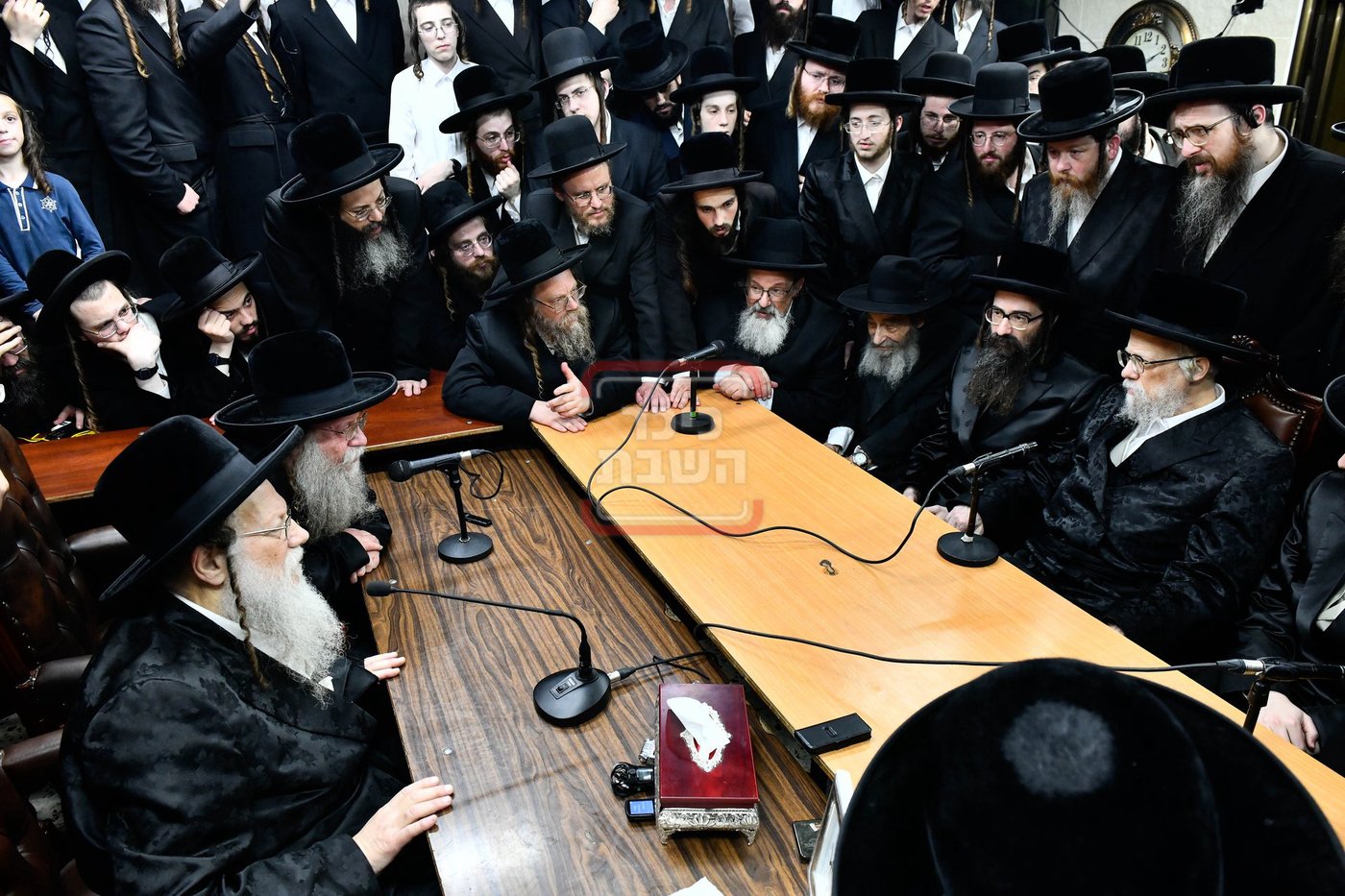 ניחום אבלים בחצה"ק מודז'יץ וקוזמיר 