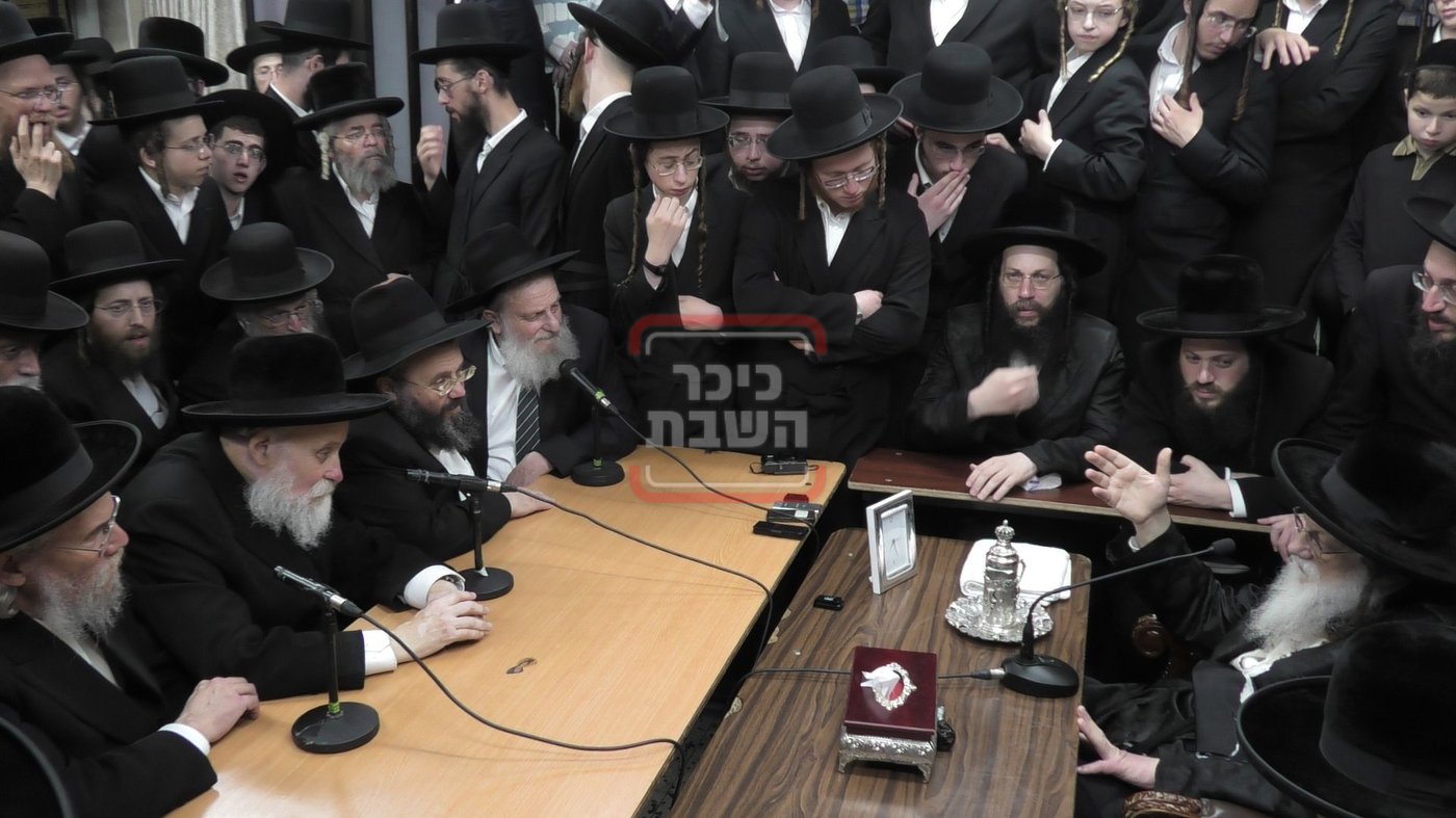 ניחום אבלים בחצה"ק מודז'יץ וקוזמיר 