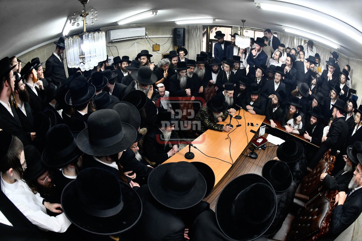 ניחום אבלים בחצה"ק מודז'יץ וקוזמיר 