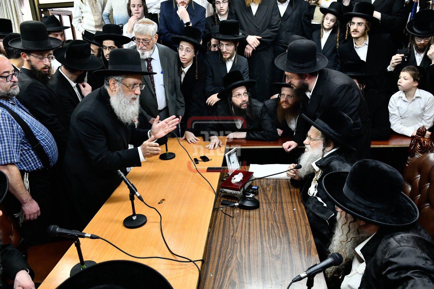 ניחום אבלים בחצה"ק מודז'יץ וקוזמיר 