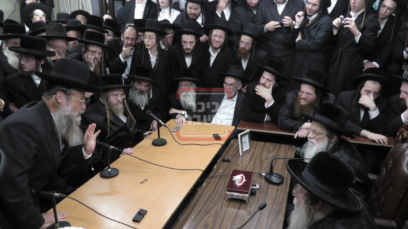 ניחום אבלים בחצה"ק מודז'יץ וקוזמיר 