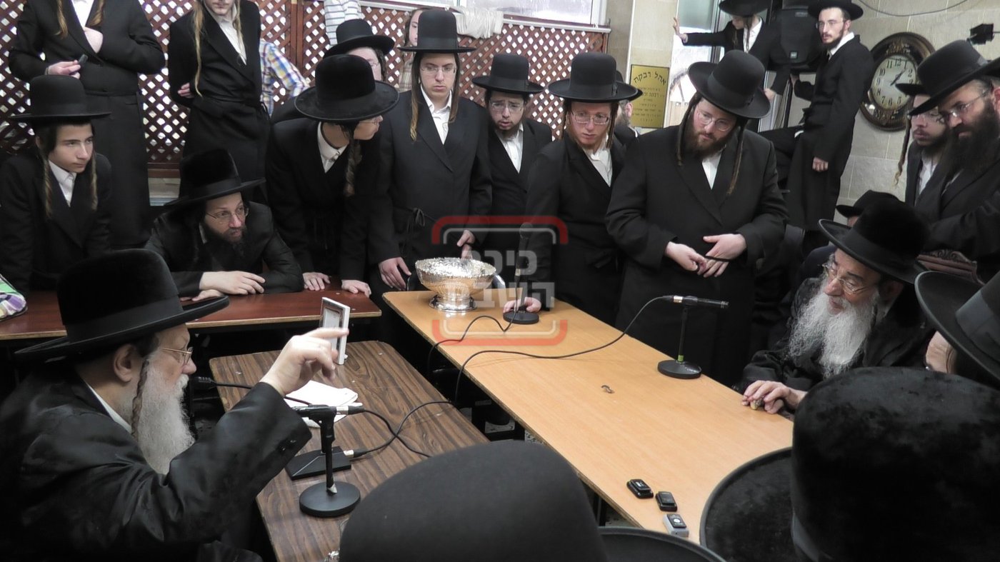 ניחום אבלים בחצה"ק מודז'יץ וקוזמיר 