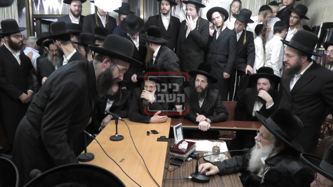 ניחום אבלים בחצה"ק מודז'יץ וקוזמיר 