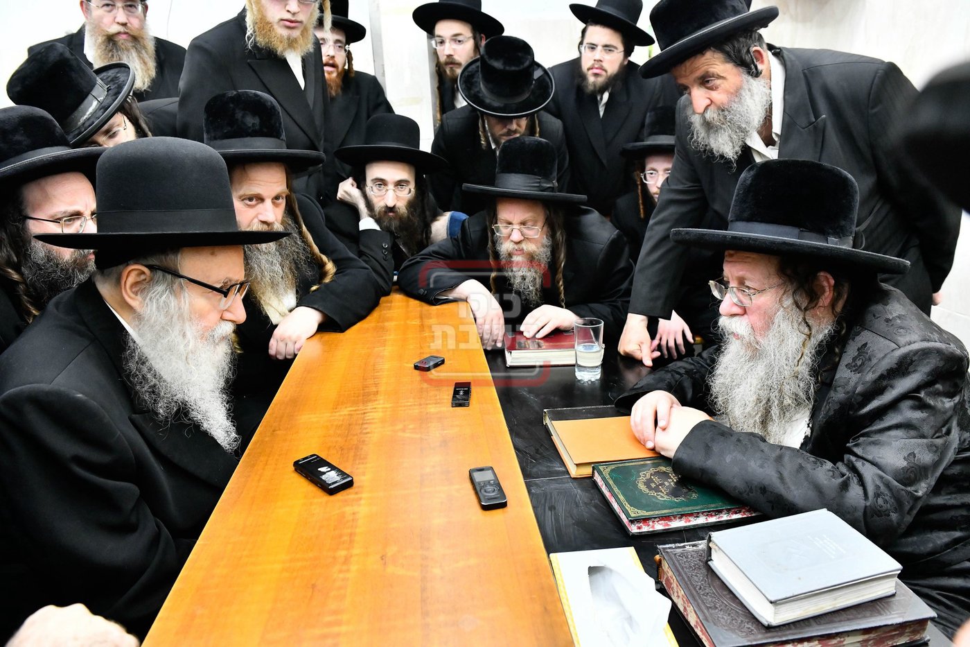 ניחום אבלים בחצה"ק מודז'יץ וקוזמיר 