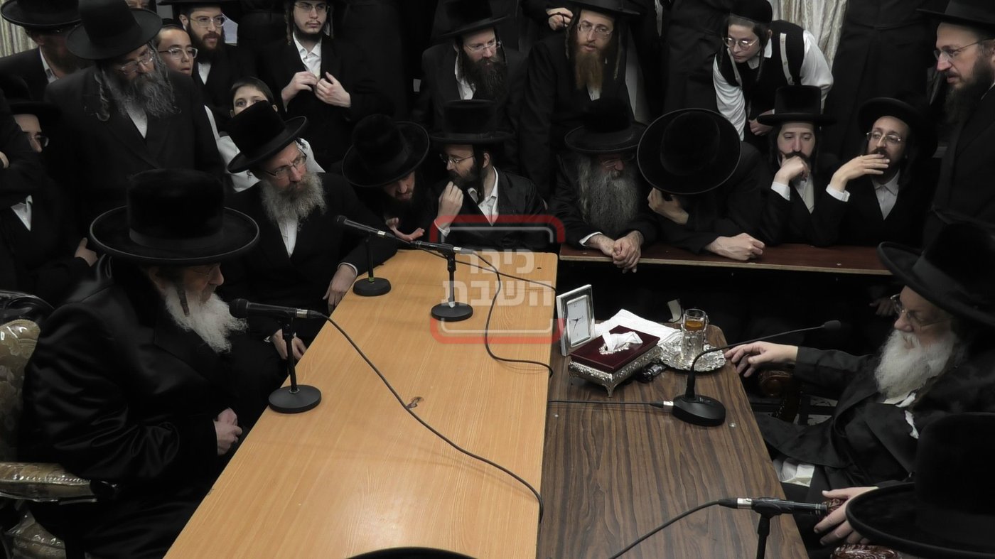 ניחום אבלים בחצה"ק מודז'יץ וקוזמיר 
