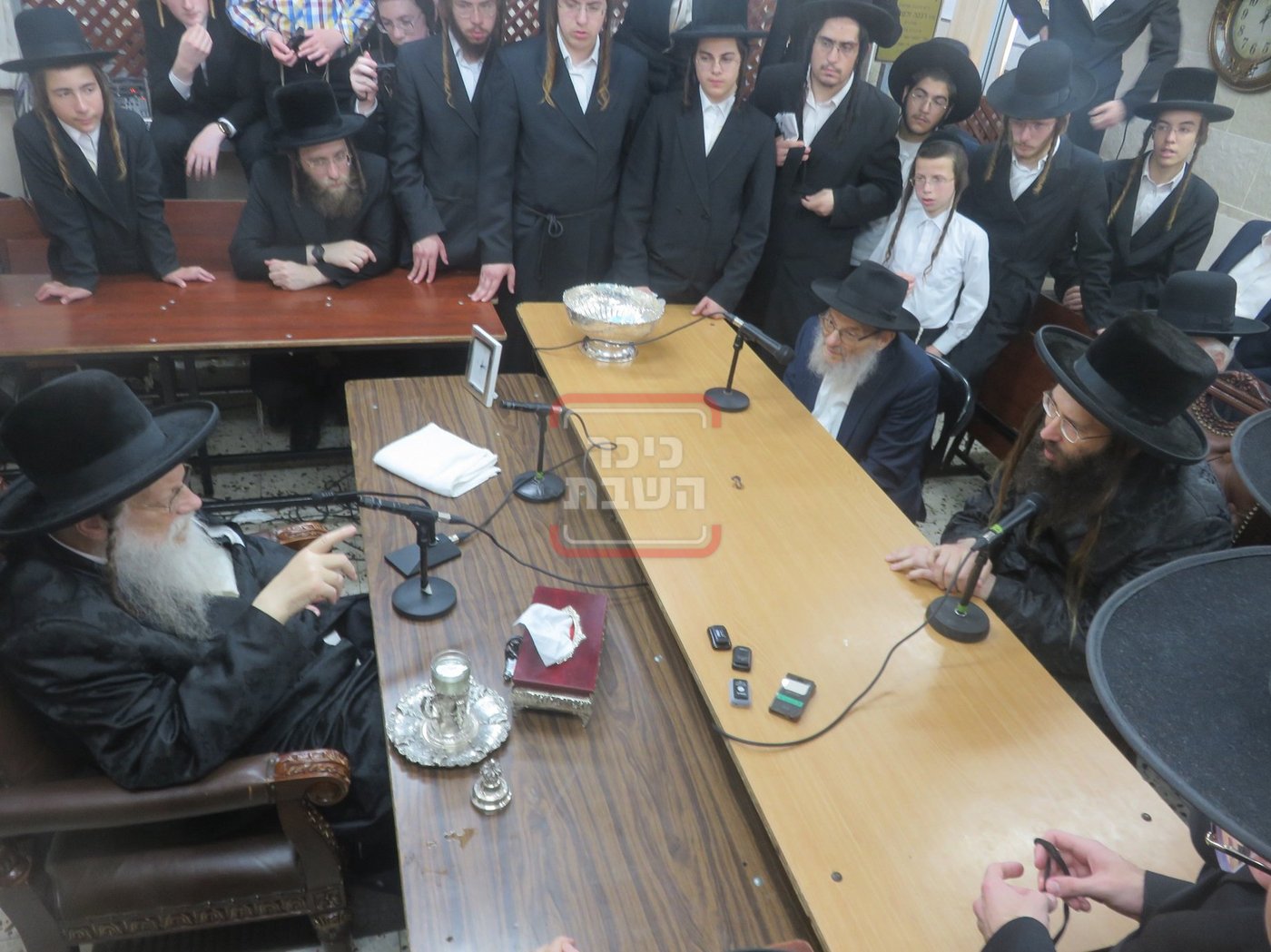 ניחום אבלים בחצה"ק מודז'יץ וקוזמיר 
