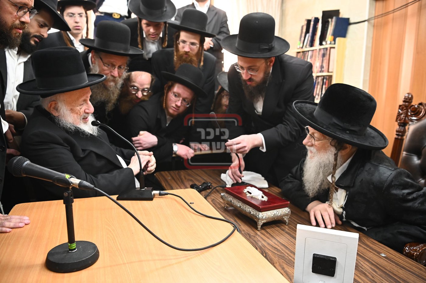 ניחום אבלים בחצה"ק מודז'יץ וקוזמיר 