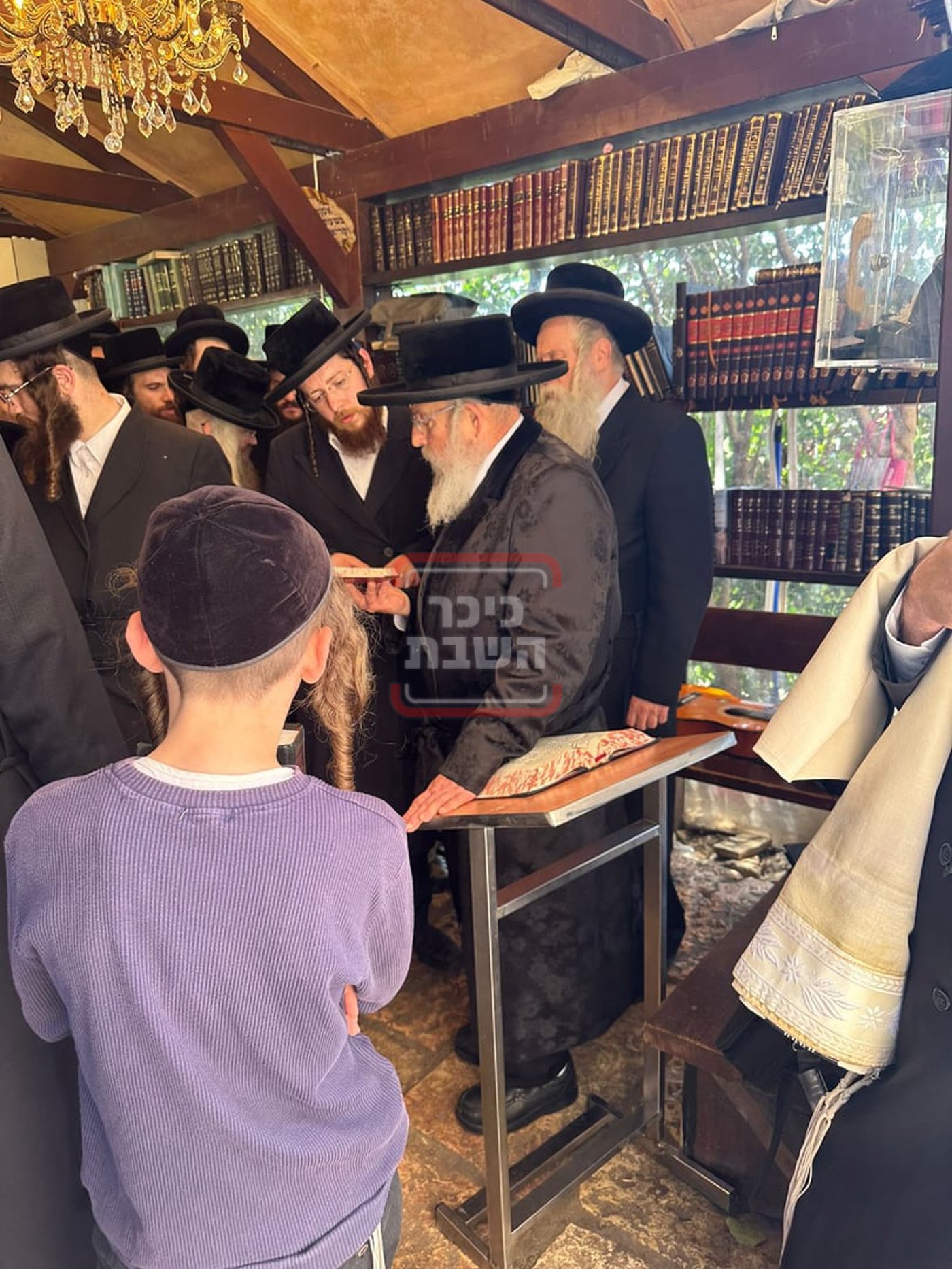 האדמו"ר מפינסק קארלין במערת המכפלה 