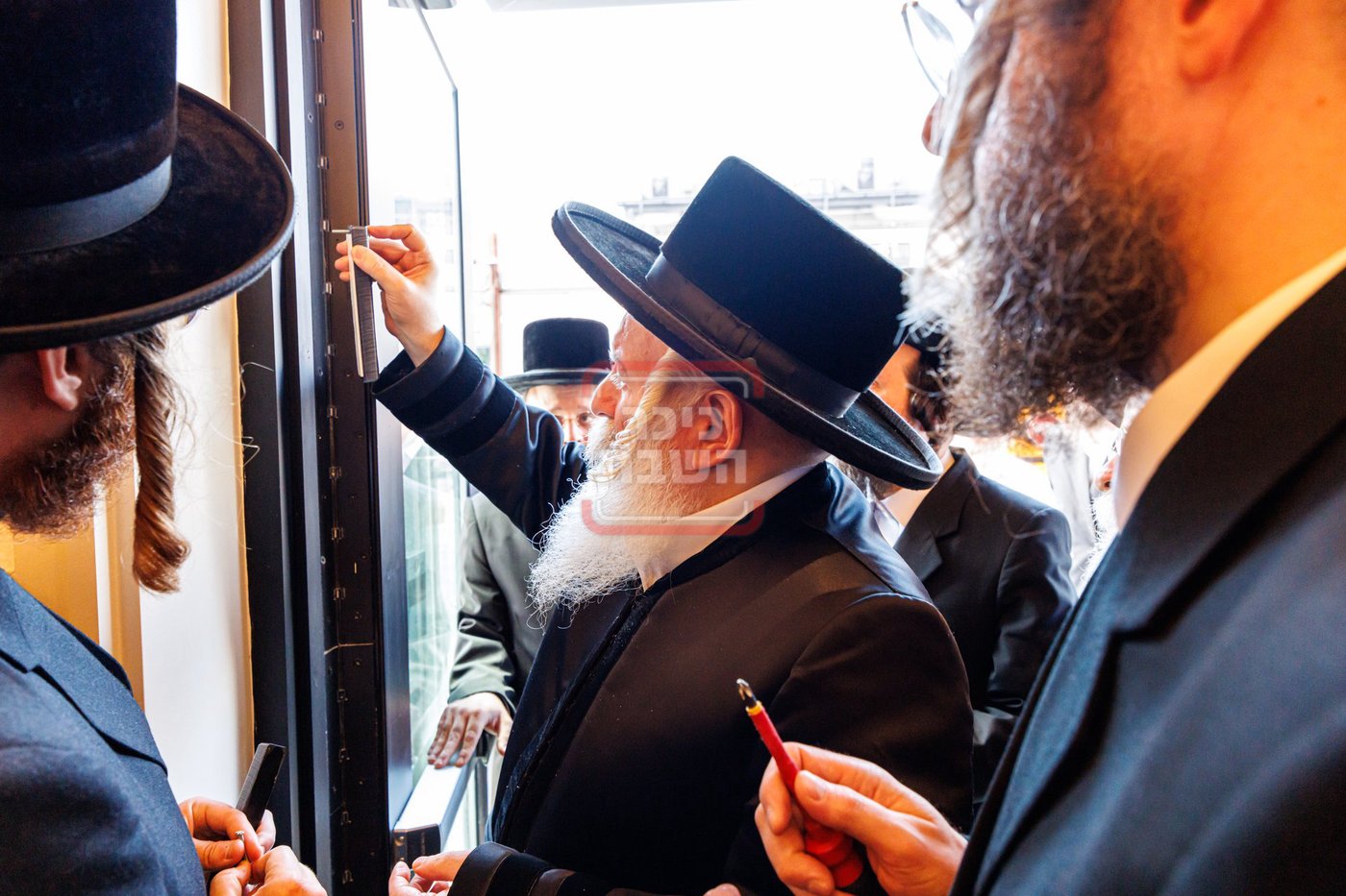 מעמד קביעת מזוזות באולם 'אהלי פרידא' ד'באבוב בב"פ 