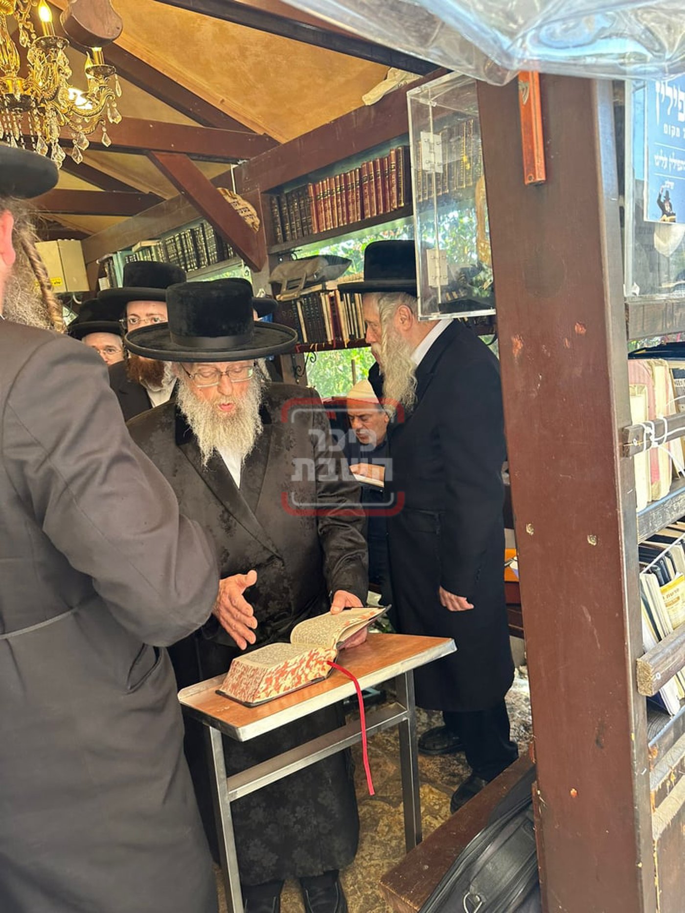 האדמו"ר מפינסק קארלין במערת המכפלה 