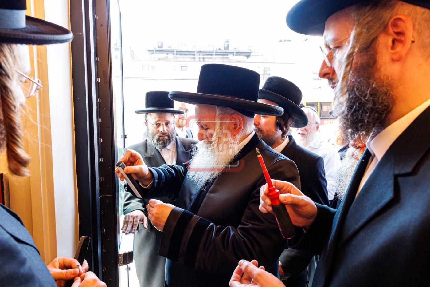 מעמד קביעת מזוזות באולם 'אהלי פרידא' ד'באבוב בב"פ 