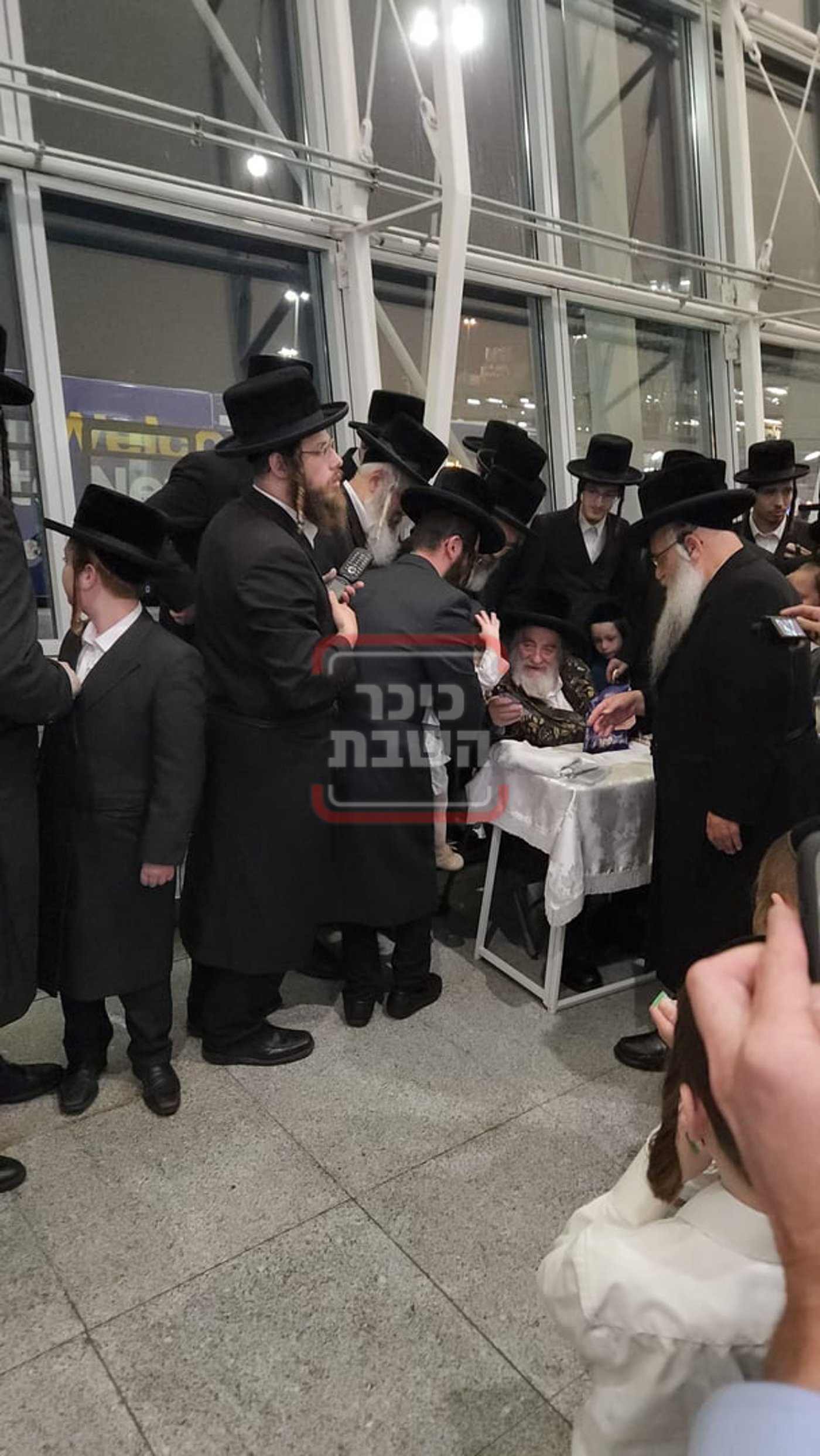 האדמו"ר מויז'ניץ בהגעתו לארה"ב 