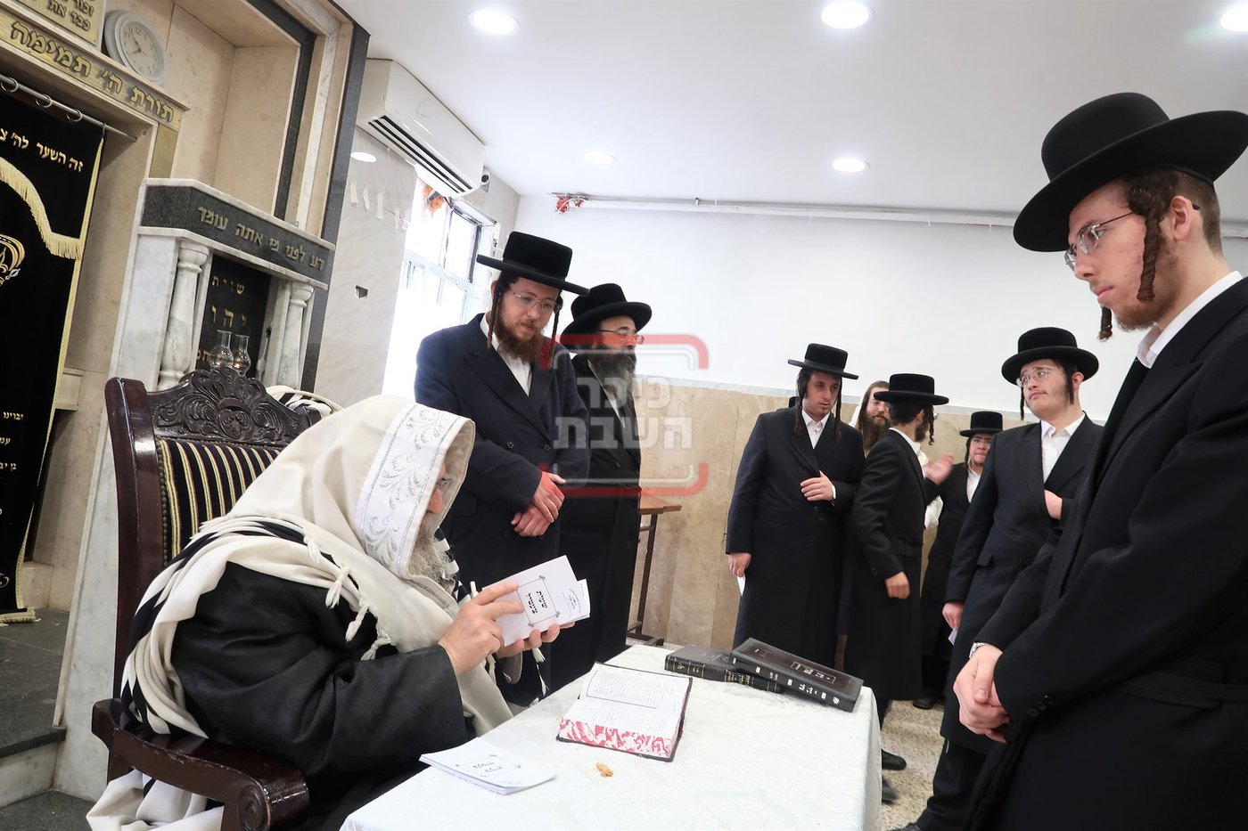 האדמו"ר מפינסק קארלין בביקור בישיבתו בבני ברק