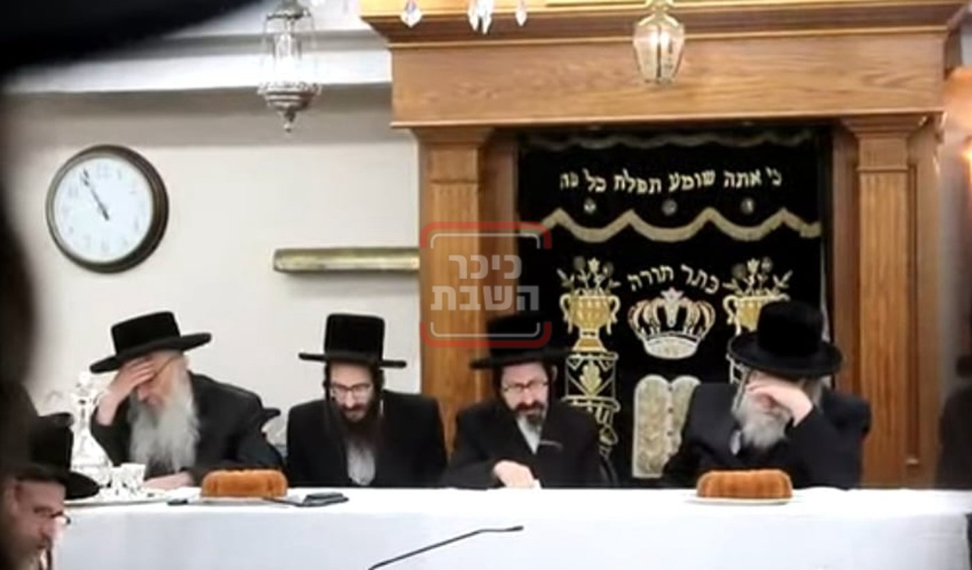 מעמד ההכתרה בחצה"ק סקולען 