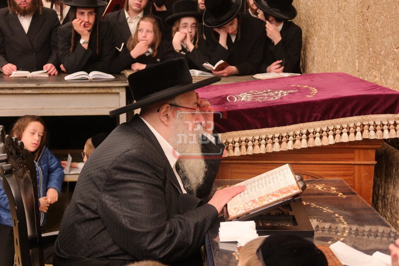 האדמו"ר מצאנז קלויזנבורג בכותל המערבי 