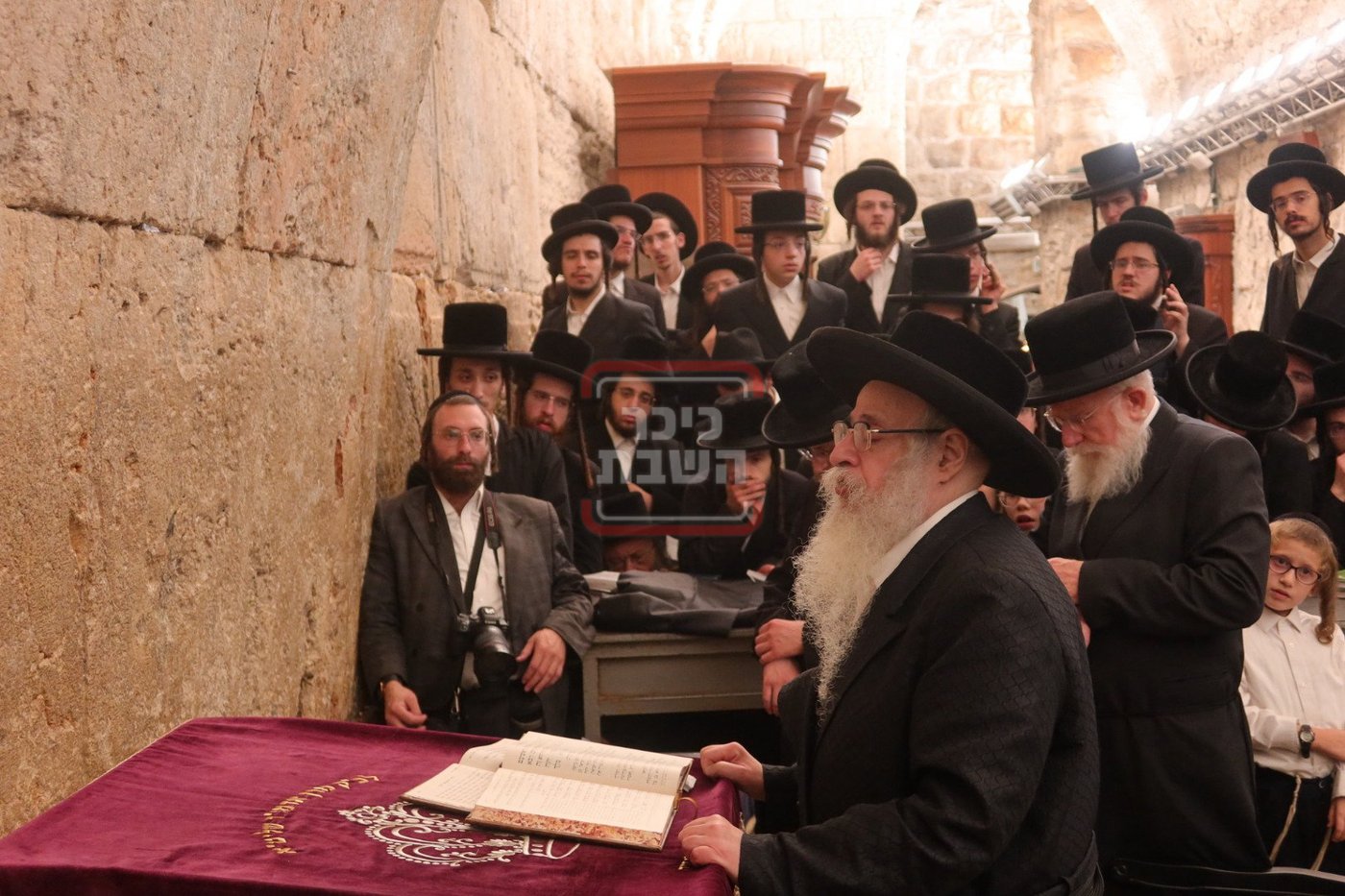 האדמו"ר מצאנז קלויזנבורג בכותל המערבי 